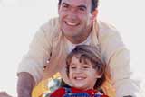 Un père joue avec son fils