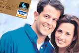 Couple heureux avec image de la carte Visa