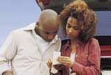 Un couple examine un relevé de caisse