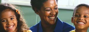 femme souriant à sa fille