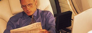 Hombre de negocios revisando estados financieros