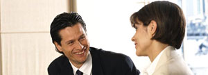 Un hombre y una mujer hablando de negocios