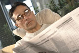 Hombre leyendo el periódico 