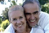 Pareja de ancianos sonriendo   