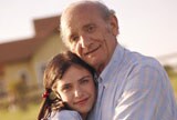 Abuelo y su nieta sonriendo