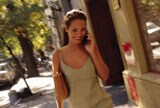 Mujer hablando por teléfono  