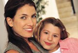 Madre e hija sonriendo