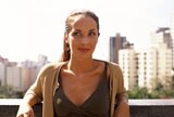 Mujer en el balcón de su apartamento 