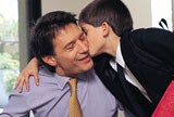 Padre e hijo saludándose