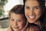 Madre e hija sonriendo