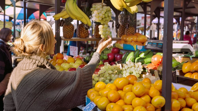 woman buying fruit