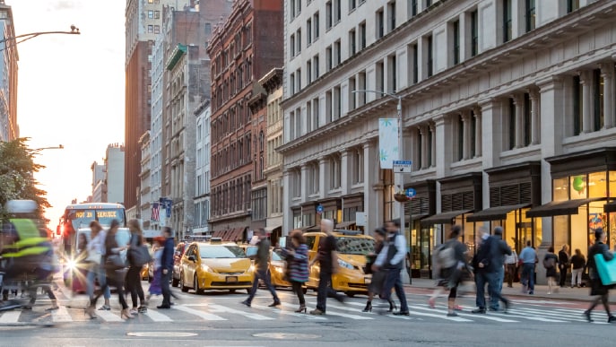 Personas caminando en la calle de una ciudad