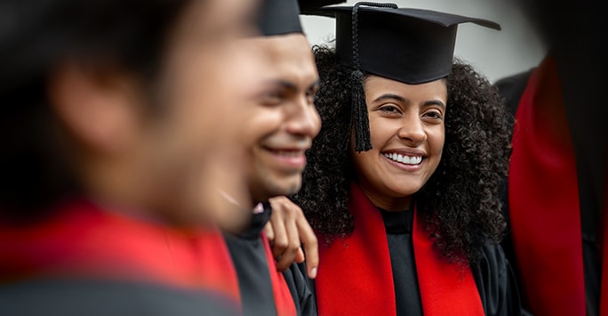 Mujer en su graduación