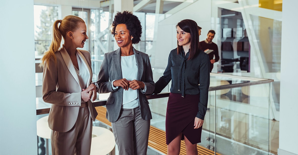 Mujeres hablando en una oficina