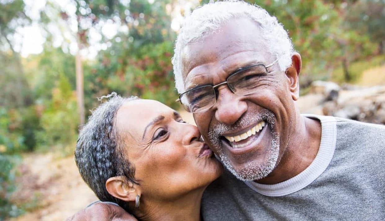 Couple de retraités qui sourient