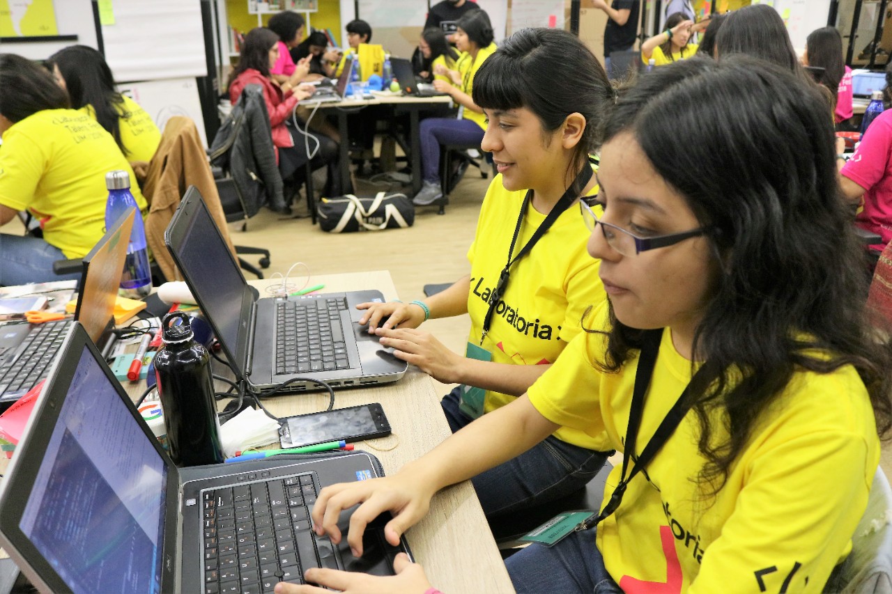 Veryl headshot smiling