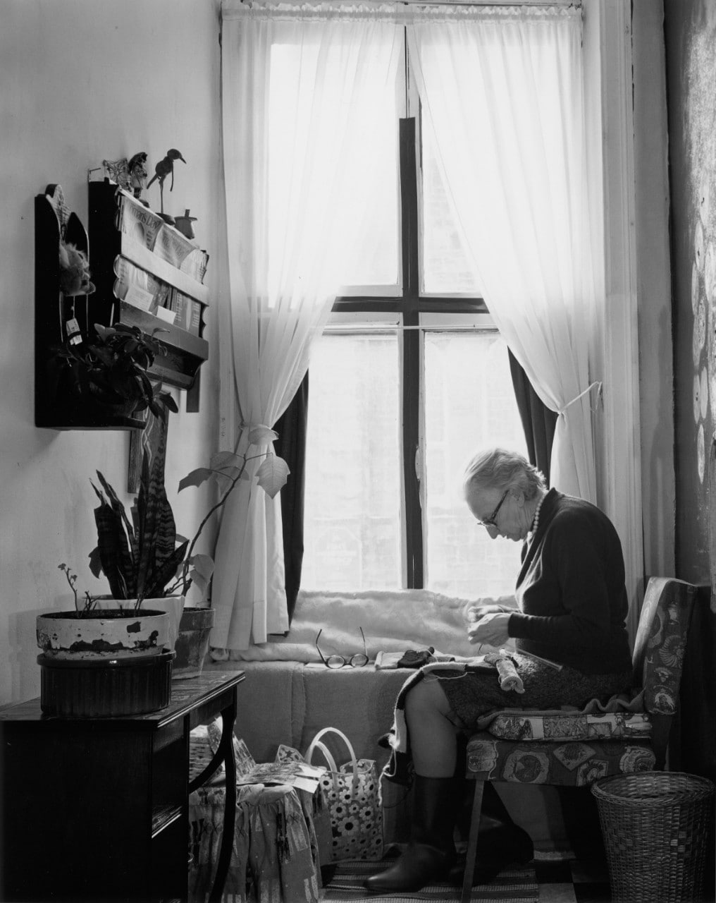 Femme dans la chambre sur chaise